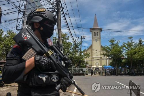 28일 자폭테러가 발생한 인도네시아 마카사르의 성당 주변과 경찰 모습. [AFP=연합뉴스]