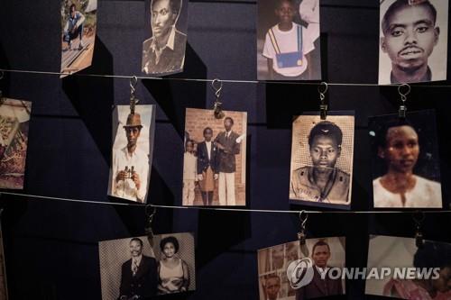 지난 7일 르완다 학살 희생자들의 사진이 키갈리 학살기념관에 전시돼 있다.