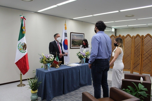 멕시코 대사관에서 결혼식 올리는 라모스 부부