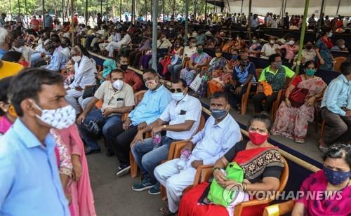 인도 뭄바이에서 백신 접종을 기다리는 주민. [EPA=연합뉴스]