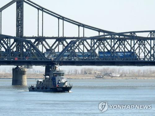 2016년 3월 8일 중국 랴오닝(遼寧)성 단둥(丹東)시와 북한 신의주를 연결하는 압록강대교 위로 열차가 지나고 있다. [연합뉴스 자료사진]