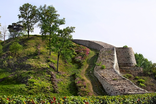 삼년산성 서문으로 들어섰을 때 오른쪽으로 보이는 성벽. 무너져내린 것을 복원한 부분으로 원래 성벽과 돌의 색깔이 다르다. [사진/전수영 기자]