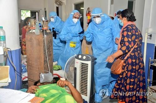 11일 산소 부족으로 환자들이 집단 사망한 인도 고아의대병원을 찾은 프라모드 사완트 주총리(오늘쪽 두번째) [AFP=연합뉴스]