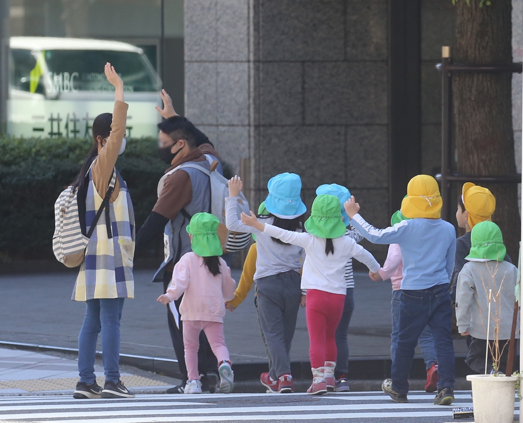 도쿄 도심에서 어린이들이 양육시설 보호자의 인솔 하에 횡단보도를 건너고 있다. 촬영 이세원