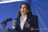 '기록제조기' 美부통령, 이번엔 해사 졸업식 첫 여성 연설자