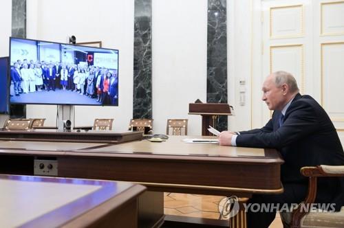 러시아 공공행정대학원 전문 프로그램 이수자와 화상통화하는 푸틴 러시아 대통령