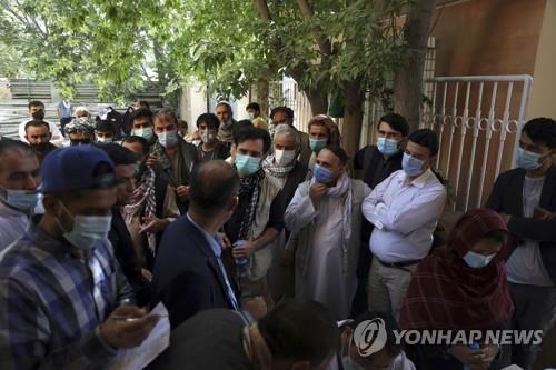 아프가니스탄 카불에서 코로나19 백신을 맞기 위해 기다리는 주민. [AP=연합뉴스]