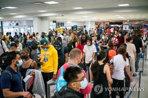 미국 뉴저지주 뉴어크 리버티 국제공항을 찾은 여행객들