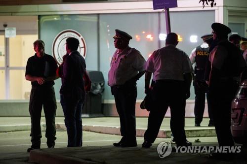 병원 앞으로 모이는 미국 경찰들
