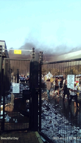 12일 군중에 의해 불타고 약탈당하는 더반 LG전자 공장
