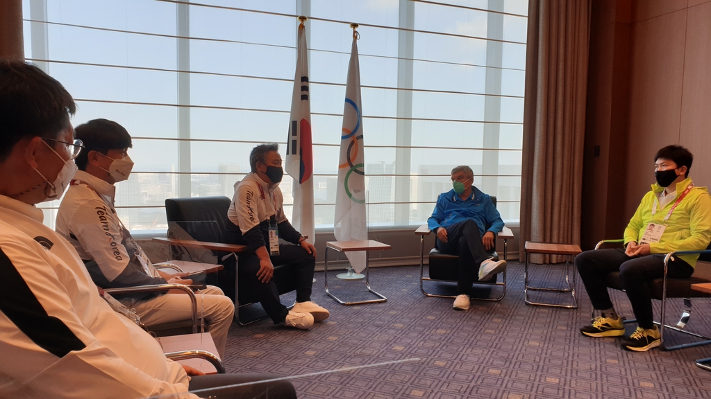 도쿄올림픽 IOC 본부 호텔에서 만난 이기흥 체육회장과 바흐 IOC 위원장(오른쪽)