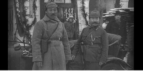 권총 찬 홍범도(왼쪽)·최진동 장군