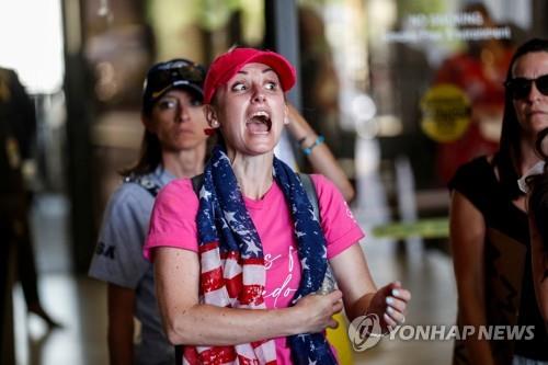 교사가 쓴 마스크 찢고 학교 돈줄 끊고…美 마스크 갈등 격화