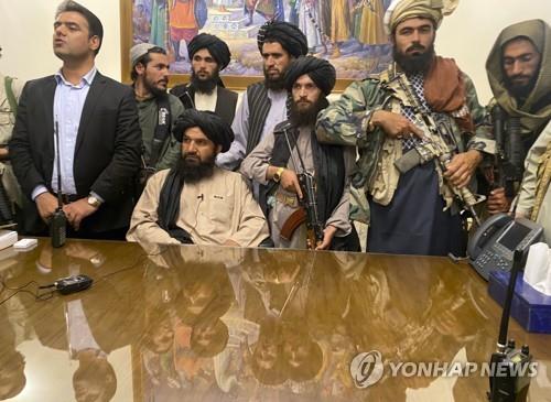 15일(현지시간) 아프가니스탄 대통령궁을 장악한 탈레반 조직원들.[AP=연합뉴스 자료사진] 