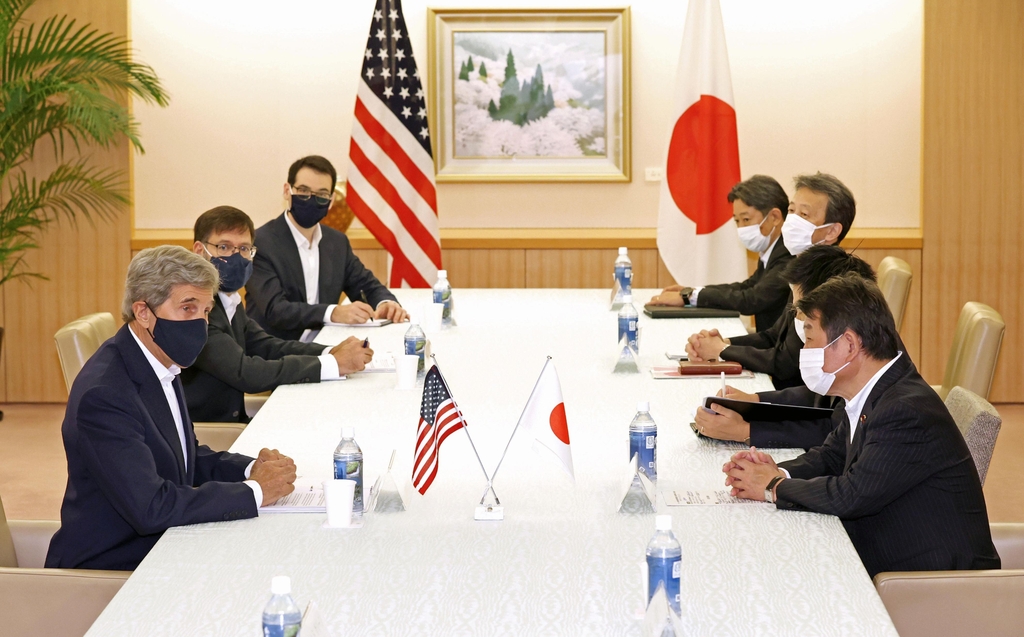 (도쿄 교도=연합뉴스) 방일한 존 케리 미국 기후 문제 특사(왼쪽)가 31일 모테기 도시미쓰 일본 외무상과 회담하고 있다. 