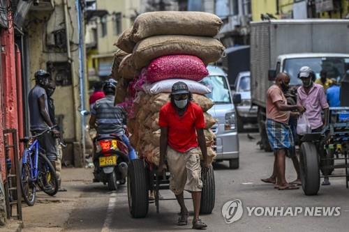 스리랑카 수도 콜롬보의 시장에서 야채를 옮기는 일꾼. [AFP=연합뉴스]