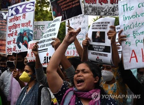 인도 뉴델리에서 성폭력 항의 시위를 벌이는 여성들. [EPA=연합뉴스]