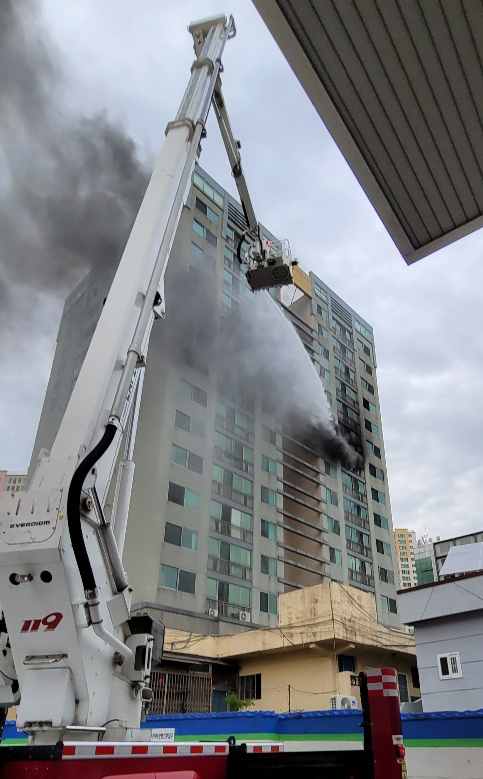 창원 한 주상복합아파트서 불…7명 연기흡입·23명 구조