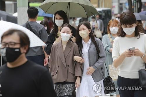도쿄 도심 거리를 걷는 시민들. [AP=연합뉴스 자료사진]