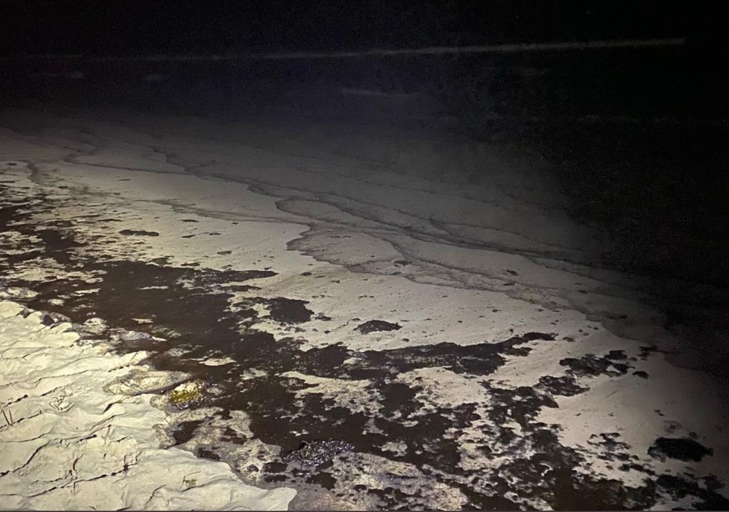 미국 캘리포니아 해상에서 발생한 기름 유출 사고로 바다 위가 기름으로 뒤덮여 있다. [출처=오렌지카운티 카트리나 폴리 감독관의 트위터. 재배부 및 DB 금지]