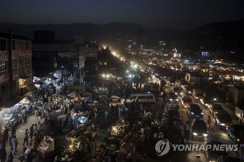 9월 26일 아프간 카불 시장의 밤 풍경. [AP=연합뉴스]