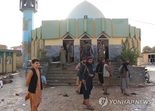 아프간 모스크서 자폭테러 현장조사하는 탈레반