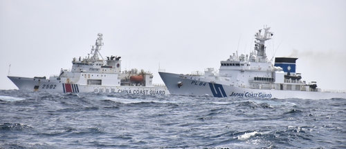센카쿠 인근의 중국·일본 정부 선박
