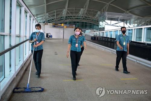 5일 발리 국제공항의 손님맞이 청소 모습