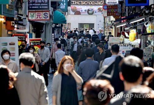 '위드코로나 초읽기' 명동 거리 걷는 직장인들