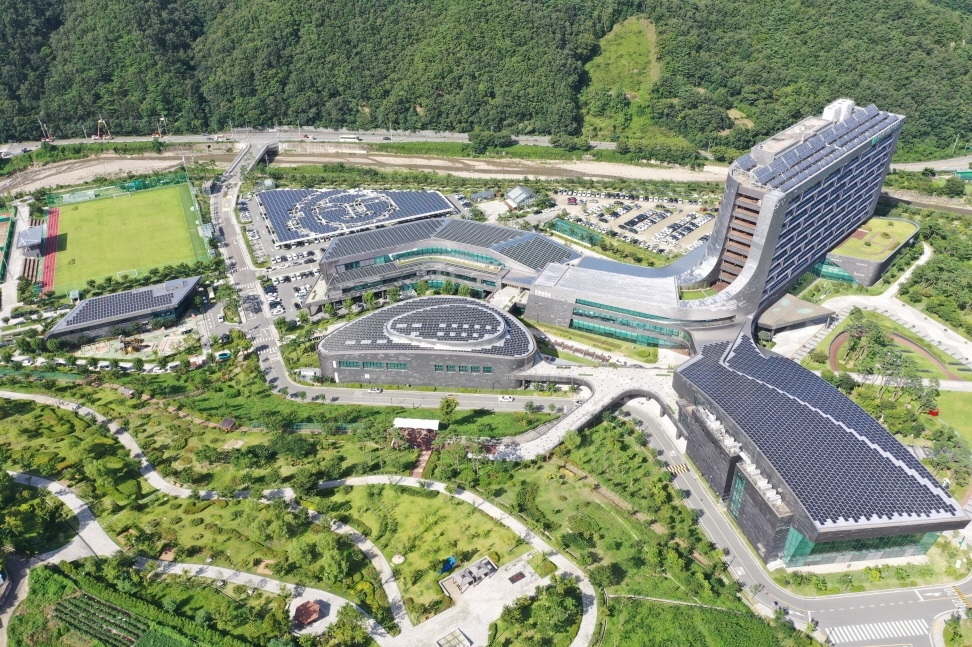 지붕태양광 설치가 완료된 한국수력원자력 경주 본사 사옥 전경