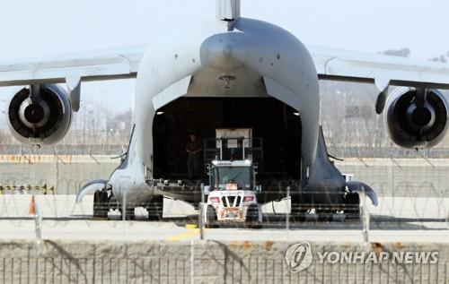 지난해 3월 인천국제공항에서 코로나19 진단키트를 싣고 있는 나토 수송기