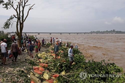 네팔 홍수 사망자 77명으로 증가…공항 활주로·가옥 침수