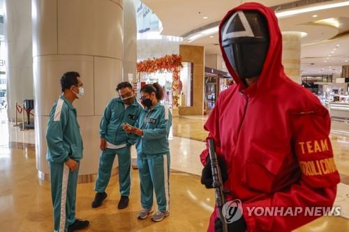 말레이시아의 한 쇼핑몰에서 오징어게임 옷을 입은 경비원과 직원
