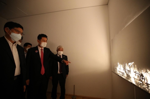 포항시립미술관서 '꺼지지 않는 불꽃' 전시회