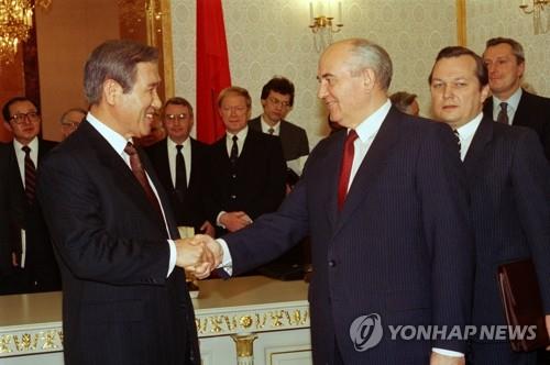 1990년 소련 크렘린궁에서 고르바초프와 악수하는 노태우 전 대통령.