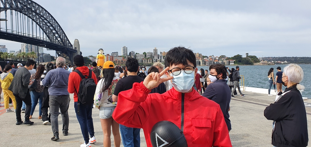 분홍색 제복을 입고 '오징어 게임' 체험장을 찾은 한국인 유학생.