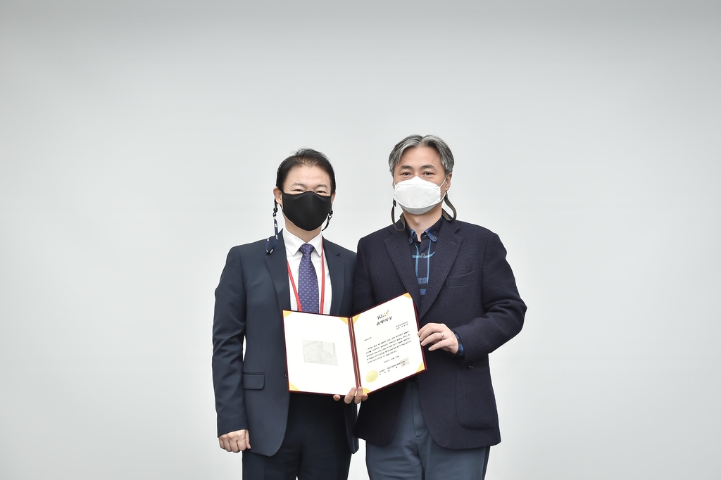 윤동석 상 받은 포항공대 강윤배 교수(오른쪽)