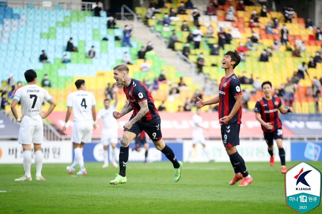 선제골 넣은 수원FC 라스.