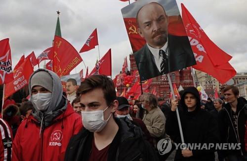 러시아 10월 혁명 기념행사 참가자들