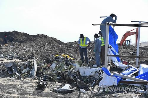 2019년 에티오피아에서 추락한 보잉 737맥스 잔해를 수색하는 구조대원