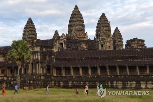 캄보디아의 세계적 관광명소인 앙코르와트 사원