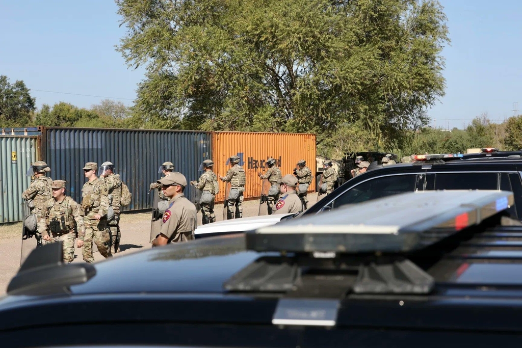 미국 텍사스주 컨테이너 국경 장벽 뒤에 배치된 주방위군