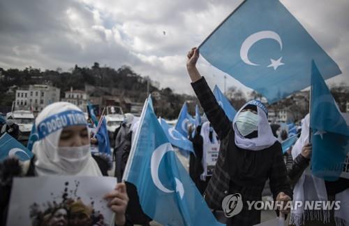 터키주재 중국대사관 앞에서 시위하는 위구르인들 [EPA=연합뉴스 자료사진]