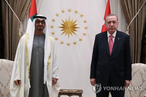 UAE 왕세제 9년 만에 터키 방문…에르도안과 회담