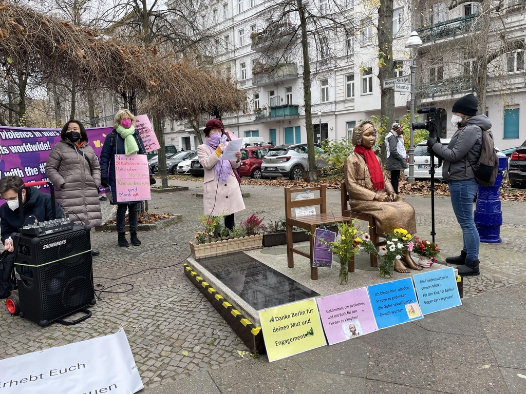 "베를린의 반성폭력 상징, 소녀상 제자리에 머물러야"