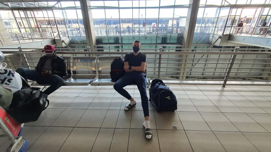 공항에서 하루 넘게 귀국 기다리고 있는 우크라이나 선원(오른쪽)