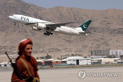 카불 공항에서 이륙하는 파키스탄국제항공(PIA) 여객기