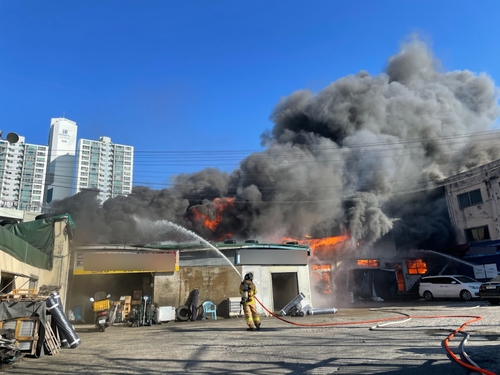 부산 의류 공장서 변압기 폭발로 화재…인근 지역 정전