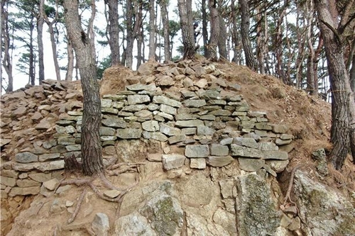 장수군 장계면 삼봉리 봉화터에서 6세기 가야산성 확인