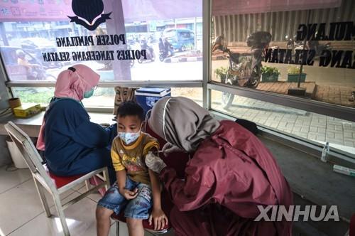 인도네시아 어린이가 시노백 백신 접종받는 모습